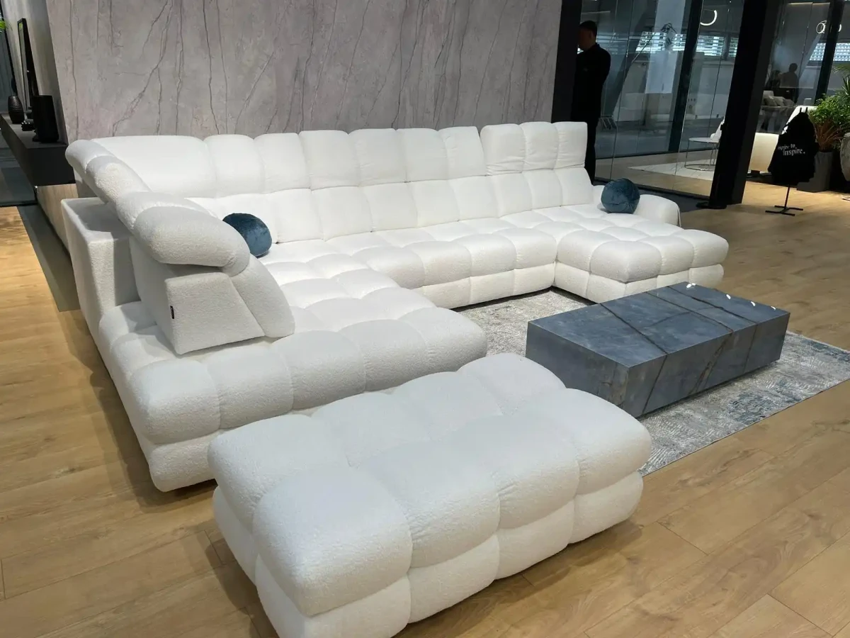 Tollo XL w tkaninie Anthology 01 - zdjęcie z targów